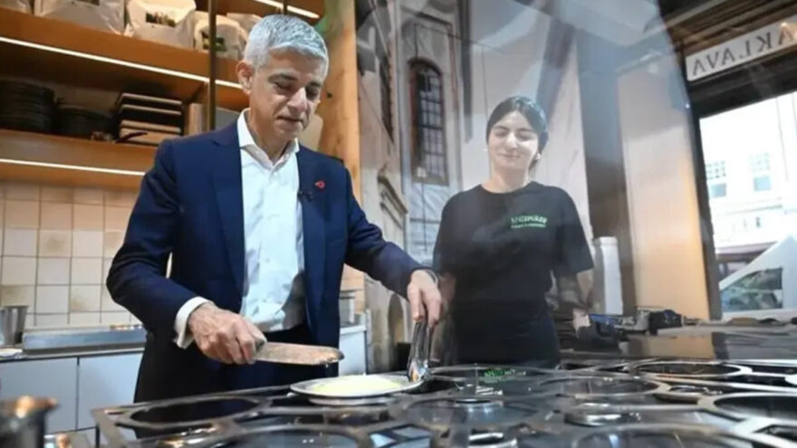 Londra Belediye Başkanı Khan, Türk restoranında künefe hazırladı