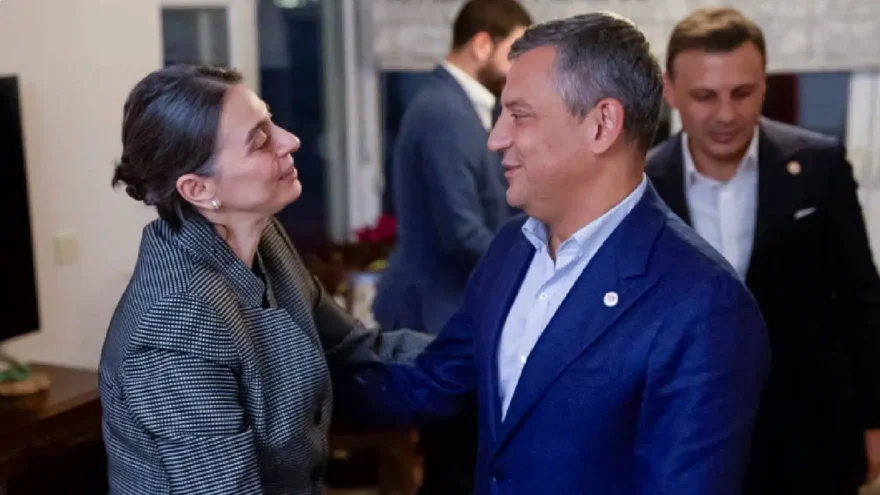 Özgür Özel, Sinem Dedetaş’ı ev hapsinde ziyaret etti: ‘Sinem Başkanı ev hapsinde tutmak Üsküdar’a karşı gelmektir’